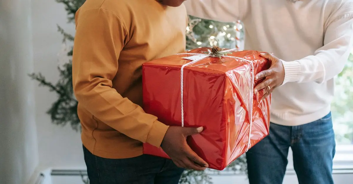 Comment réparer un objet cassé pour l'offrir à papa