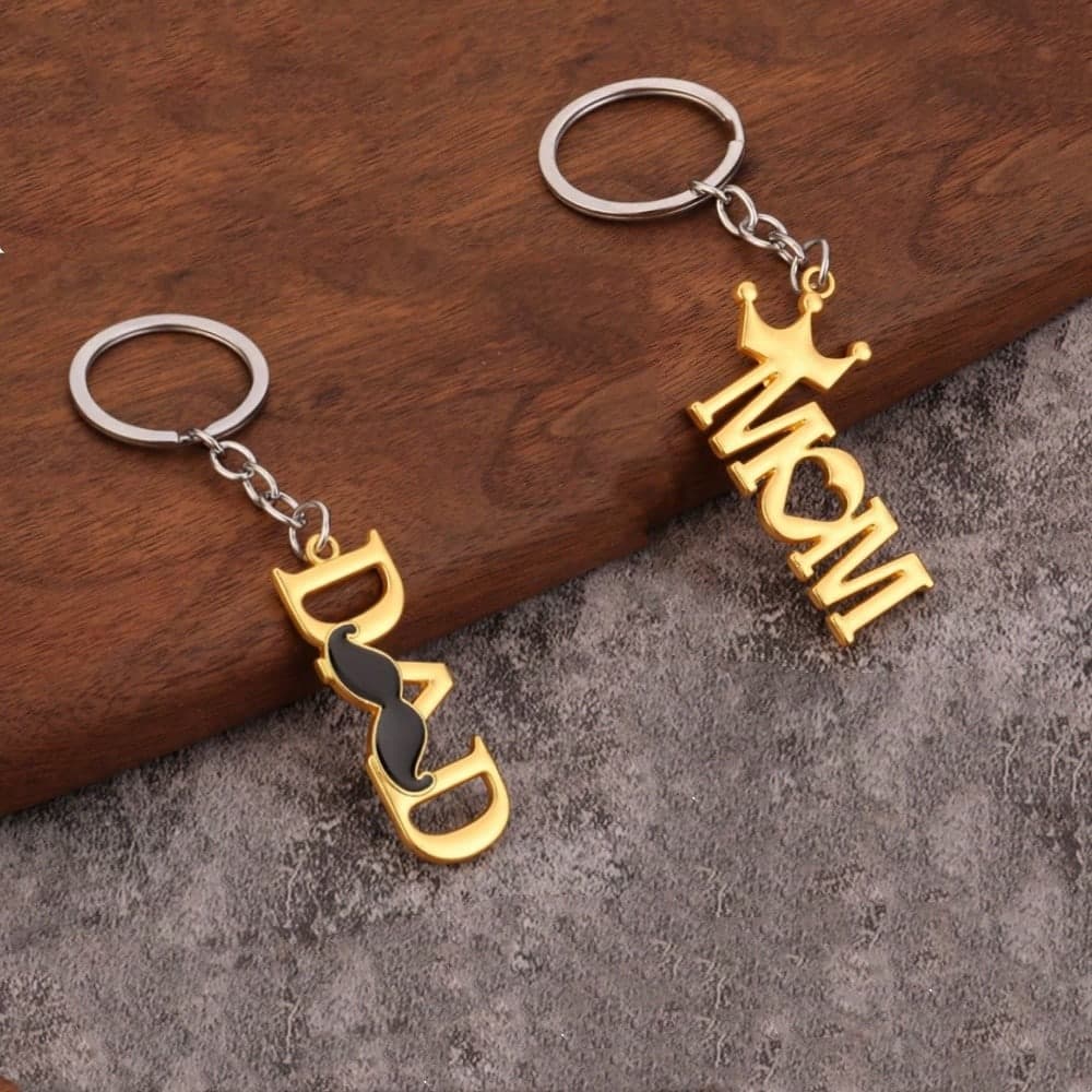 1 pièce Porte-clé unisexe en acier inoxydable MOM/DAD, détail de lettre pour le cadeau de fête des pères/fête des mères, pendentif de bague de