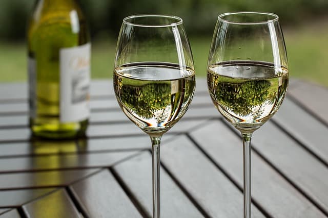 Comment choisir le cadeau idéal pour un papa amateur de vin