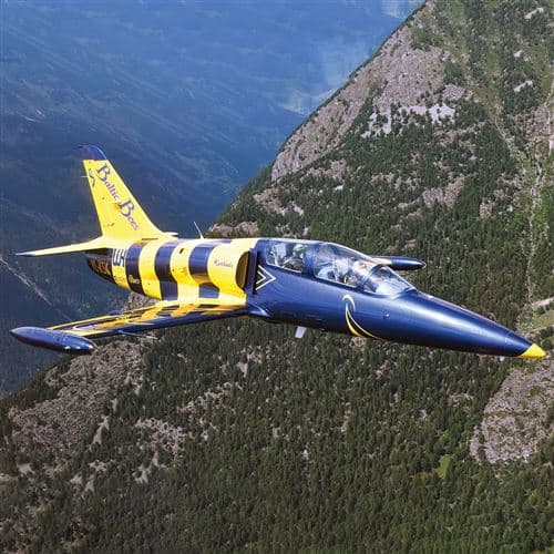 SMARTBOX - Pilote d'un jour à Riga : vol de 35 min dans un avion de chasse militaire L-39 Albatros - Coffret Cadeau Sport & Aventure